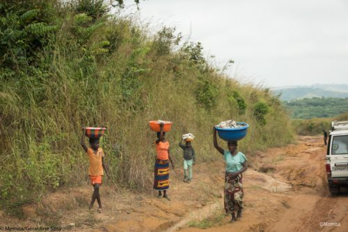 Route RDC Pay Kongila voiture et personnes