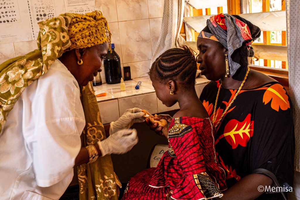Une maman et son enfant chez le médecin en Guinée