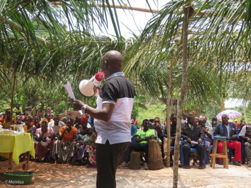 Un homme parle dans un mégaphone à une foule, RD Congo