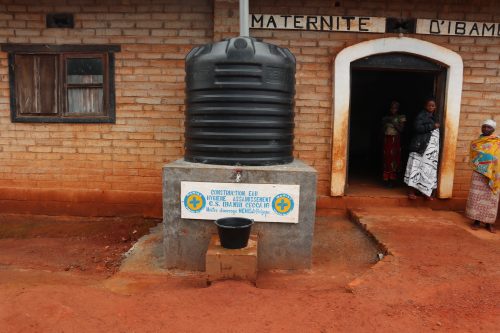 Récupération de l'eau de pluie au Centre de santé d'Ibambi