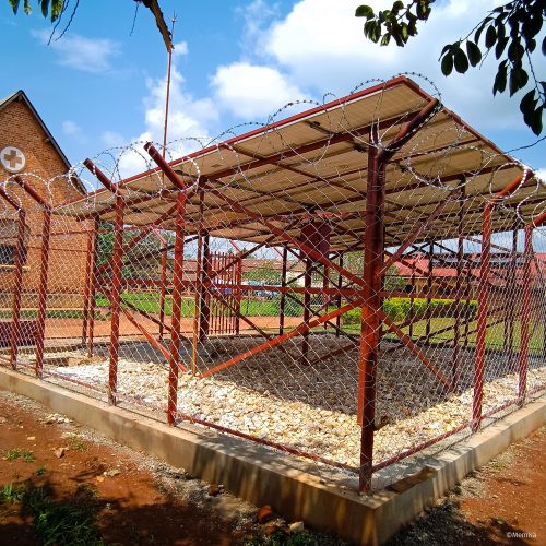 Panneaux solaires pour faire fonctionner la pompe, hôpital de Pawa