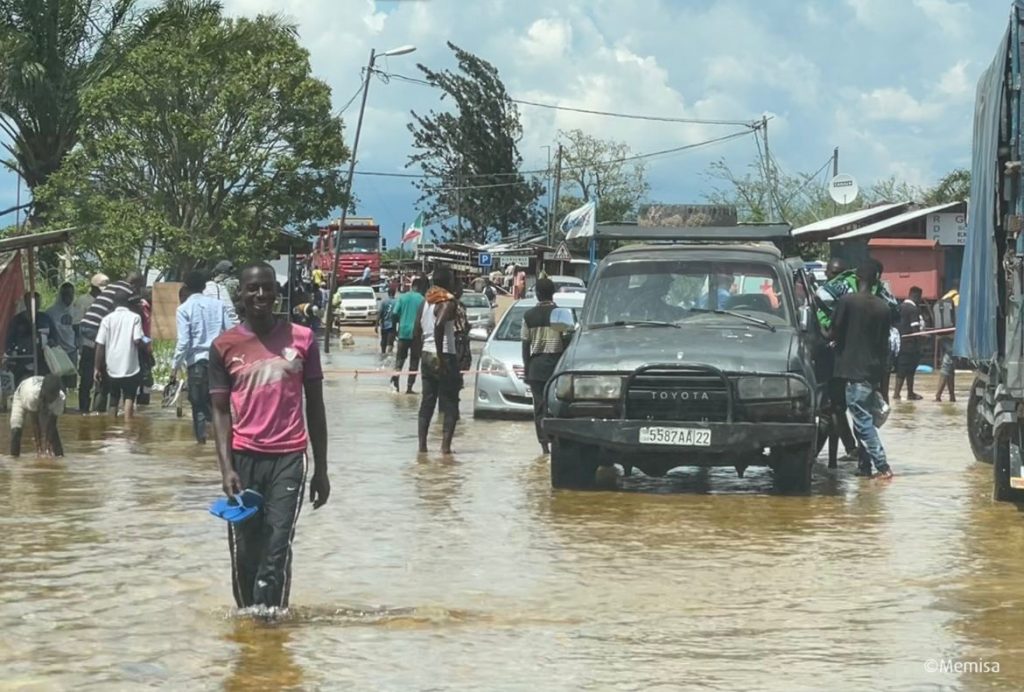 Inondations Burundi - personnes et voiture dans les rues