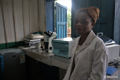 Louise, biologiste et responsable du laboratoire à Katako Kombe