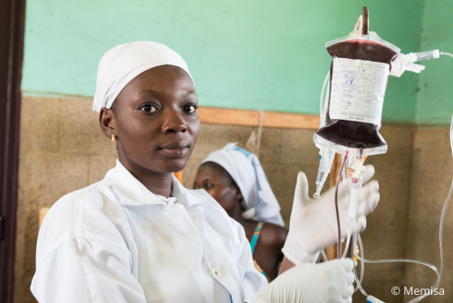 Infirmière RDC avec une poche de sang