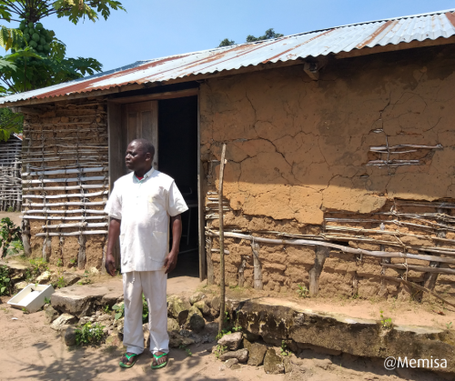 infirmier devant centre de santé en terre, RD Congo