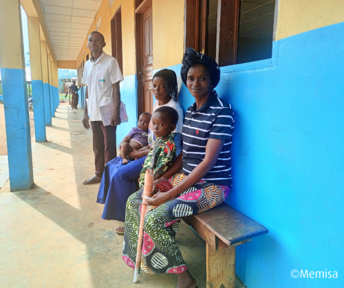 1 famille et 1 infirmier devant l'hôpital de Bokonzi, RDC