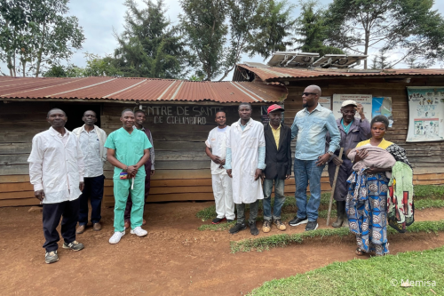 Equipe médicale du centre de santé de Cibumbiro (bâtiment en bois), Sud-Kivu